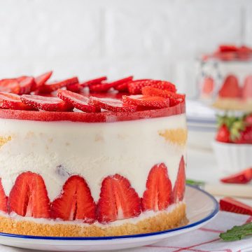 Desert: Tort cu căpșuni și cremă de vanilie