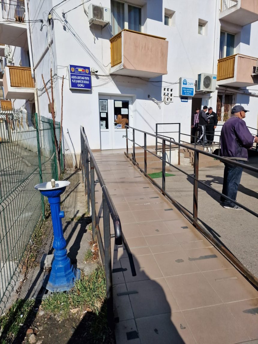 Protest la Casa de Pensii din Gorj: Cetățenii Cer Drepturi și Transparență