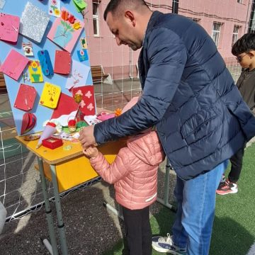 Primarul Robert Dorin Filip  este alaturi de copii