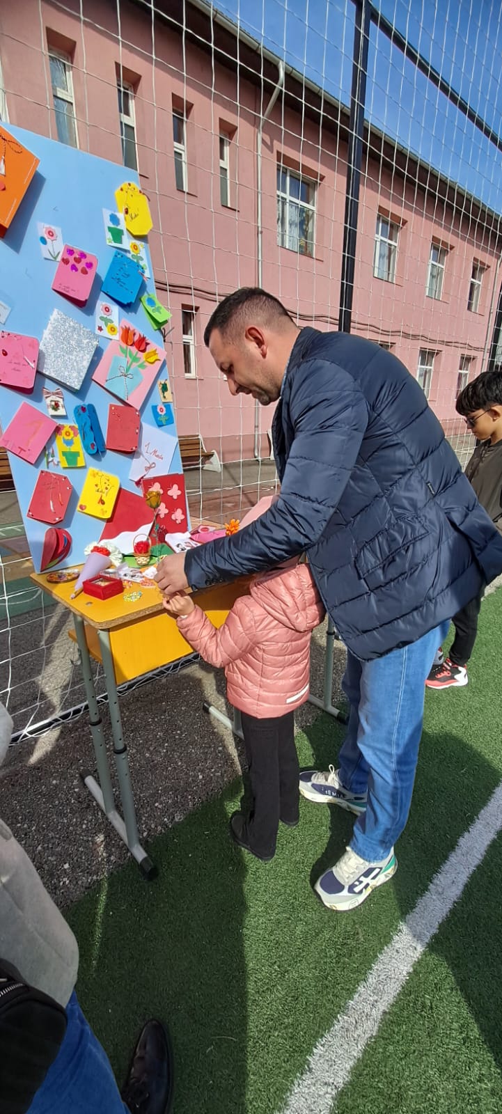 filip3 Primarul Robert Dorin Filip este alaturi de copii